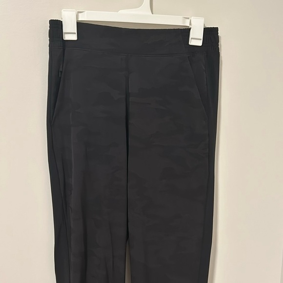 Athleta Black Camo Jogger Pant Travel Hike Athletic Size 4 - Picture 1 of 5